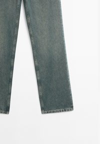 Jeans dritti blu chiaro realizzati in denim, con una finitura sbiadita e una sottile texture, cuciture visibili e design delle tasche standard.
