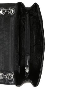Borsa in pelle nera con un interno texturizzato. Presenta hardware in argento, una tasca con zipper e dettagli a catena all'apertura.