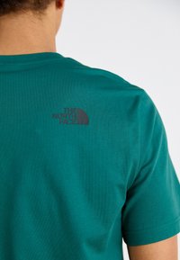 The North Face M S/S FINE  - Print T-shirt - deep nori