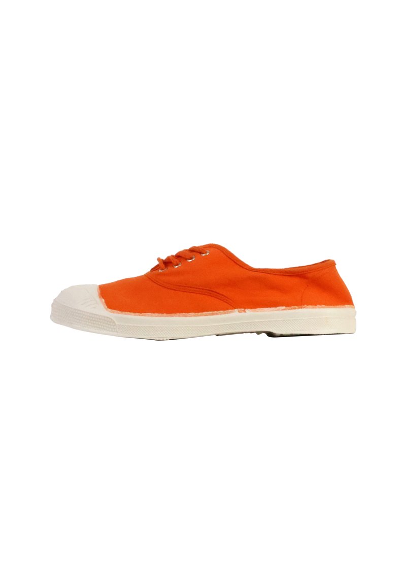 Sneaker en toile orange avec semelle en caoutchouc blanc et capuchon de orteil, vu de côté sur un fond blanc.