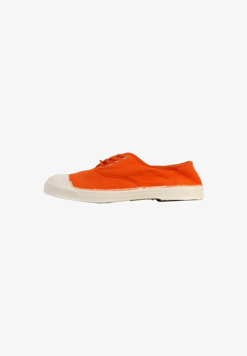 Orange Leinenschuh mit weißer Gummisohle und Zehenkappe, von der Seite auf einem weißen Hintergrund betrachtet.