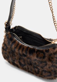 Borsa in ecopelliccia con stampa leopardata, rifiniture in pelle nera, tracolla in catena dorata e scomparto con zip con fodera in tessuto.