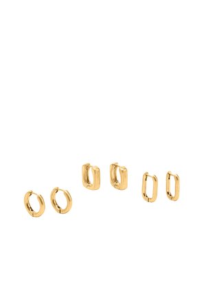 Trzy pary małych złotych kolczyków kołowych o różnej grubości i zaokrąglonych, prostokątnych kształtach na białym tle.