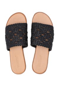 Zwarte gevlochten leren slippers met een platte tan voetbed. De bovenkant heeft een gestructureerd openweefpatroon. Geen zichtbare hardware.