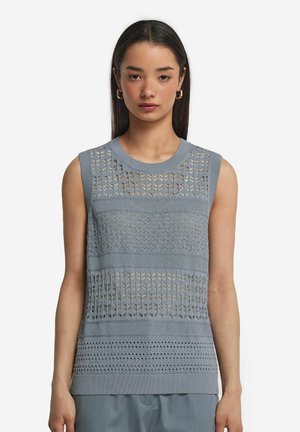 Débardeur tricoté sans manches bleu clair avec des motifs texturés et des designs en maille ouverte. L'encolure et l'ourlet côtelés offrent une structure.