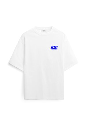 Hvid T-shirt med korte ærmer og det blå "XTC VERTERE"-logo på øverste venstre bryst, rund hals og afslappet pasform.