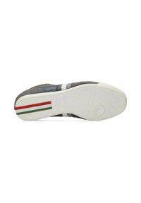 Sneaker grigia con una parte superiore testurizzata, strisce bianche e una suola ammortizzata. Presenta un accento multicolore sul tallone in rosso, verde e bianco.
