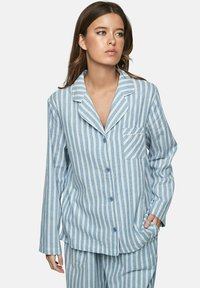 Lichtblauw en wit gestreepte pyjama set met lange mouwen, een notch-kraag, een voorzak en knoopsluiting. Zachte stoftextuur.