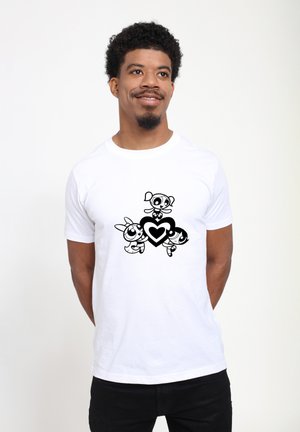Hvid t-shirt med korte ærmer, der har et sort print af tre tegneseriefigurer omkring et hjerte-design. Glat stof, afslappet pasform.