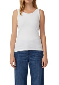 Witte mouwloze tanktop met een ronde hals, gemaakt van zachte stof, gecombineerd met wijde blauwe denim jeans.