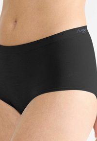 Schwarze hochgeschnittene Slips mit glatter Textur, breitem Bund und dezentem Logo. Minimalistisches Design, ohne Muster.