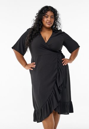 Crna haljina s omotom, V izrezom, kratkim rukavima i naboranim volanom na suknji. Izrađena od glatkog materijala s lepršavim dizajnom.