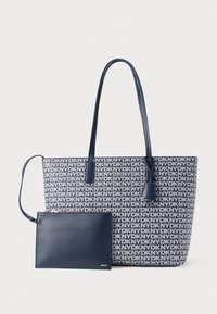 Torba na ramię w niebiesko-białym wzorze z logo z długimi uchwytami; zawiera dopasowaną granatową saszetkę na zamek. Gładka faktura i usztywniony kształt.