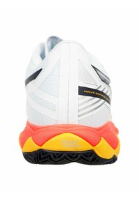 Zapatilla de running blanca con parte superior de malla texturizada, suela de amortiguación en naranja y amarillo, y acentos en negro con la marca "WAVE ENFORCER".
