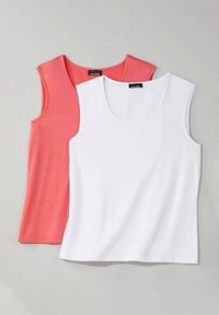 Zwei ärmellose Tops: eines aus weichem Korallstoff mit meliertem Muster, das andere aus glattem Weiß. Beide haben einen runden Ausschnitt.