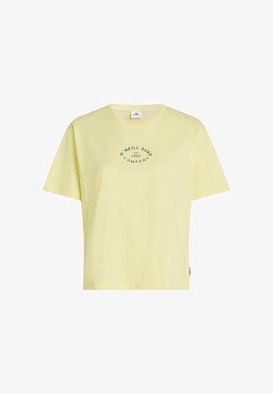 Gaiši dzeltena kokvilnas T-krekls ar apaļu apkakli un īsām piedurknēm. Priekšpusē ir tumši zaļa apļveida logo.