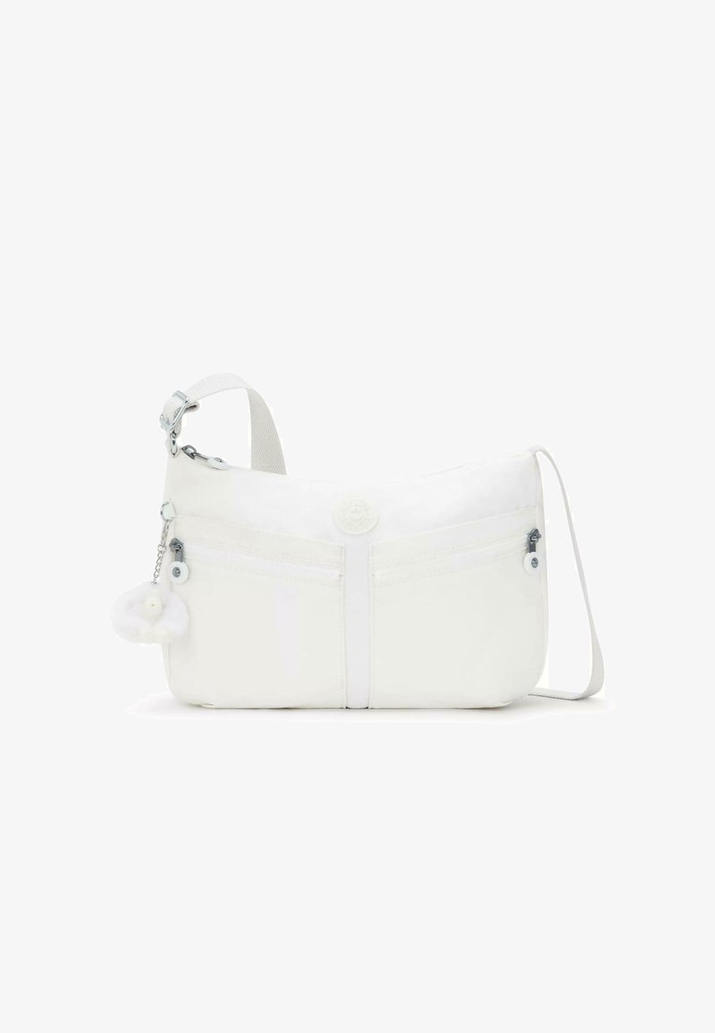 Borsa a spalla bianca con una trama liscia, presenta due tasche frontali con zip e un charm fluffy rimovibile. Fascia regolabile e dettaglio del logo presente.