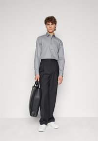 HUGO JENNO - Vapaa-ajan kauluspaita - medium grey