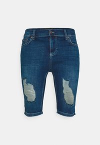 Mörkblå denimshorts med slitna områden och fransade nedre kanter, med två stora revor ovanför knäna. Standard midja med knappstängning.