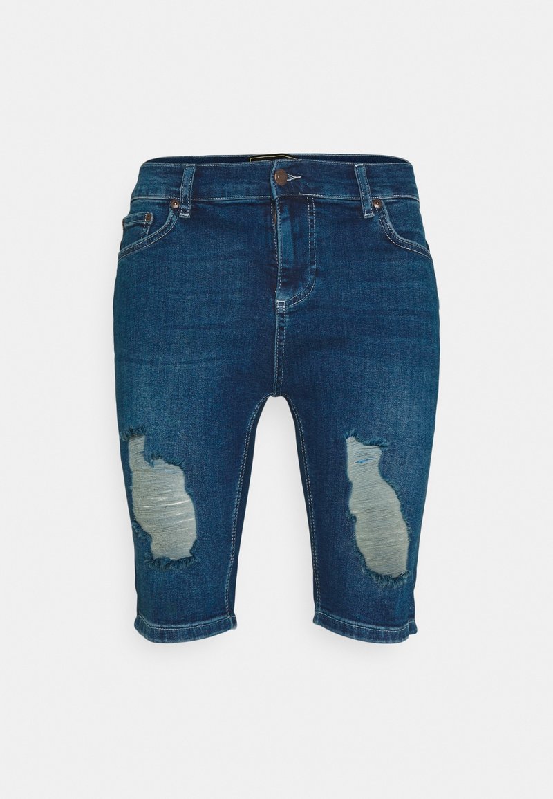 Mörkblå denimshorts med slitna områden och fransade nedre kanter, med två stora revor ovanför knäna. Standard midja med knappstängning.