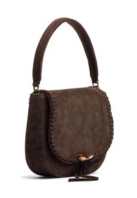 Borsa in suede marrone con forma arrotondata, dettagli con bordo intrecciato e tracolla curva. Presenta una chiusura a bottone con un pon-pon in suede abbinato.