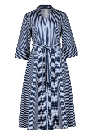 Robe chemise rayée bleu et blanc, longueur genou, manches 3/4, boutonnée à l'avant, col et ceinture assortie nouée à la taille.