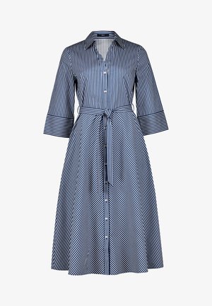 Robe chemise rayée bleu et blanc, longueur genou, manches 3/4, boutonnée à l'avant, col et ceinture assortie nouée à la taille.