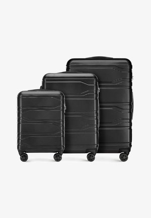 Set di tre valigie nere rigide di diverse dimensioni. Superficie testurizzata con linee orizzontali, dotate di quattro ruote ciascuna per la mobilità.