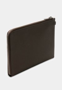 Borsa in pelle marrone con superficie testurizzata, dotata di una cerniera argentata lungo la parte superiore e angoli arrotondati, progettata per conservare gli oggetti in modo sicuro.