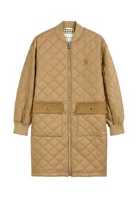 Veste matelassée longue beige avec fermeture éclair à l'avant, col et poignets côtelés, et deux poches à rabat avec boutons.