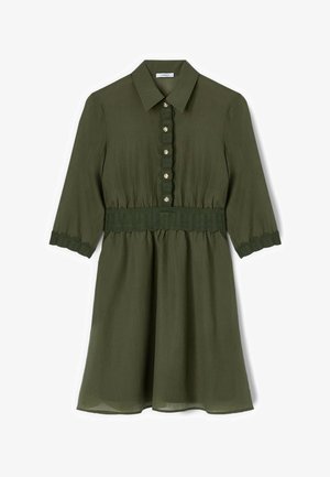 Olivgrünes knielanges Kleid mit Kragen, durchgehender Knopfleiste, Spitzenbund und Ärmelsäumen sowie dreiviertellangen Ärmeln.