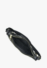 Czarna skórzana torebka z złotymi detalami zamka błyskawicznego. Wnętrze jest czarne z przegrodami do organizacji przedmiotów. Zorganizowany i elegancki design.