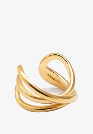 Anello in metallo dorato con un design attorcigliato caratterizzato da tre bande curve, texture liscia e finitura riflettente, che formano una forma aperta.