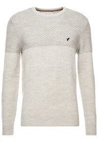 Maglione lavorato a maglia di colore grigio chiaro con il colletto a motivi a rombi testurizzati, polsini e orlo a coste. Piccolo logo nero sul petto.