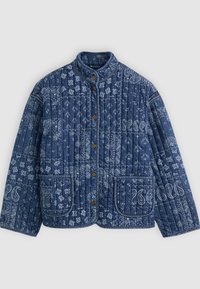 Gequilted blauwe jas met een bandana-patroon, staande kraag, twee voorzakken en een bruine knoopsluiting. Zachte, gestructureerde stof.