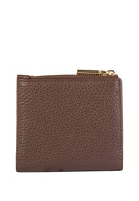 Brązowy teksturowany skórzany portfel z zapięciem na zamek, z gładkim złotym akcentem na górnej krawędzi.