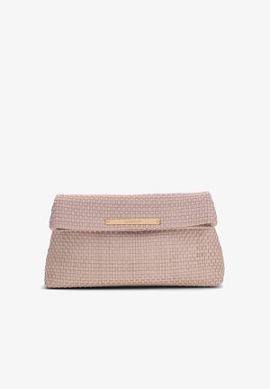 Pochette tissée rose clair avec rabat pliable et une petite plaque rectangulaire dorée sur le devant.