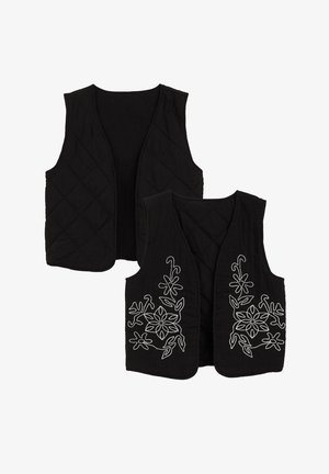 Dve čierne prešívané bezrukávové vesty, jedna hladká a druhá s bielou kvetinovou výšivkou na predných paneloch, vystavené na bielom pozadí.