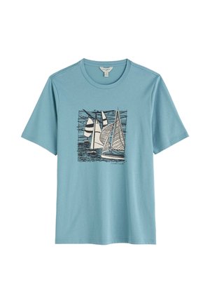 Tricou bleu deschis cu mâneci scurte și guler rotund, cu o grafică alb-negru a trei bărci cu pânze pe apă în centru.