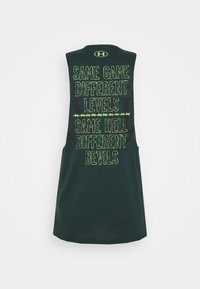 Camiseta sin mangas de color verde oscuro con un texto amarillo llamativo: "EL MISMO JUEGO, DIFERENTES NIVELES, EL MISMO INFIERNO, DIFERENTES DEMONIOS", con cuello redondo.