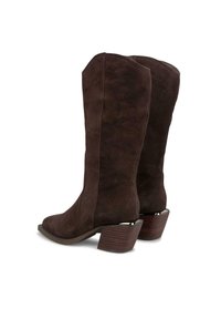 Botas de ante marrón hasta la rodilla con punta cuadrada y un tacón apilado texturizado. Presenta un acabado suave y costuras mínimas.