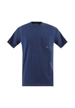 T-Shirt in cotone blu navy con maniche corte, scollo a giro e taschino sul lato sinistro caratterizzato da un marchio. Texture liscia, vestibilità comoda.