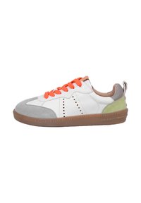 Białe i szare skórzane sneakersy z pomarańczowymi sznurowadłami, zielonymi i piaskowymi akcentami, perforowanymi detalami oraz brązową gumową podeszwą.