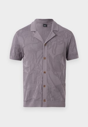 Πουκάμισο με κοντά μανίκια σε λεβάντ χρώμα, με κουμπιά, υφασμένα αφηρημένα σχέδια και γιακά τύπου camp, με ετικέτα "BOSS" στο εσωτερικό του λαιμού.