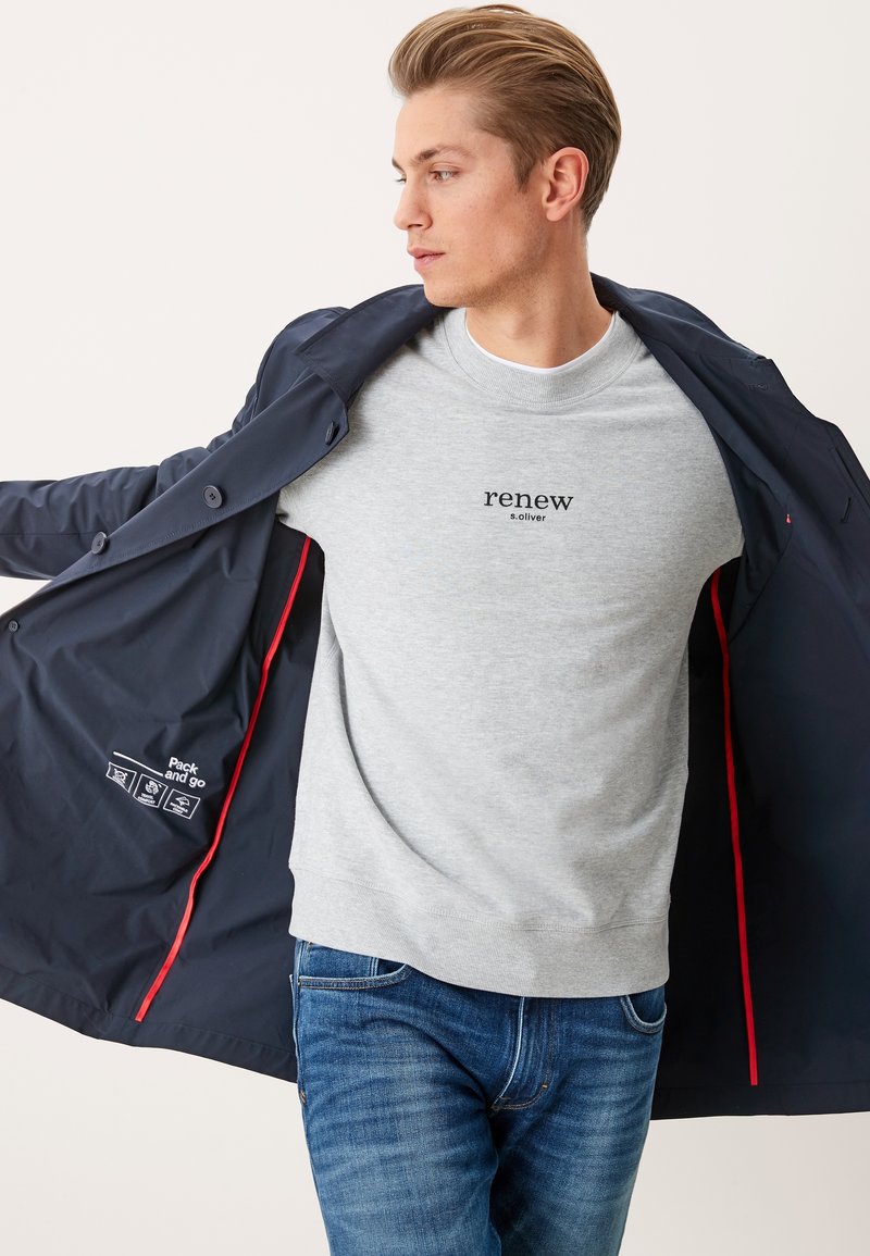 Herren Trenchcoats | s.Oliver LEICHTER MIT KOMFORTSTRETCH Kurzmantel dark blue/dunkelblau - XI06772 Herren Trenchcoats | s.Oliver LEICHTER MIT KOMFORTSTRETCH Kurzmantel dark blue/dunkelblau - XI06772