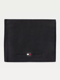 Zwarte leren portefeuille met een bi-fold ontwerp, gestikte randen, gegraveerd logo en een klein iconisch vlaggenembleem in rood, wit en blauw.