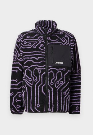 Jachetă din fleece neagră cu un model de placă de circuit violet, fermoar pe față, guler înalt și buzunar pe piept cu fermoar negru și logo-ul "Santa Cruz".