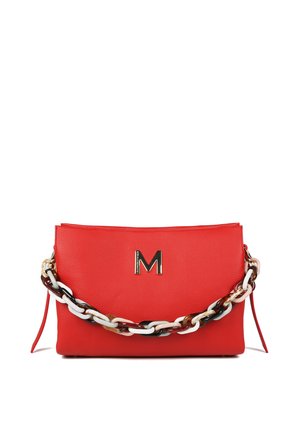 Sac à main en cuir rouge avec un logo doré en forme de "M", présentant une surface texturée et une bandoulière chaîne multicolore. Design simple et rectangulaire.