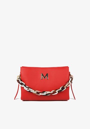 Borsa a mano in pelle rossa con logo "M" dorato, caratterizzata da una superficie testurizzata e tracolla a catena multicolore. Design rettangolare semplice.