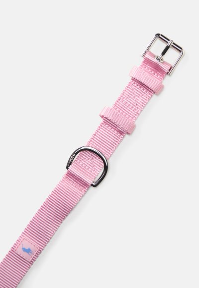 Roza najlonska naramnica z metalno zaponko in D-obročem, z nastavljivim mehanizmom in majhnim logotipom. Gladka tekstura in tkani vzorec.